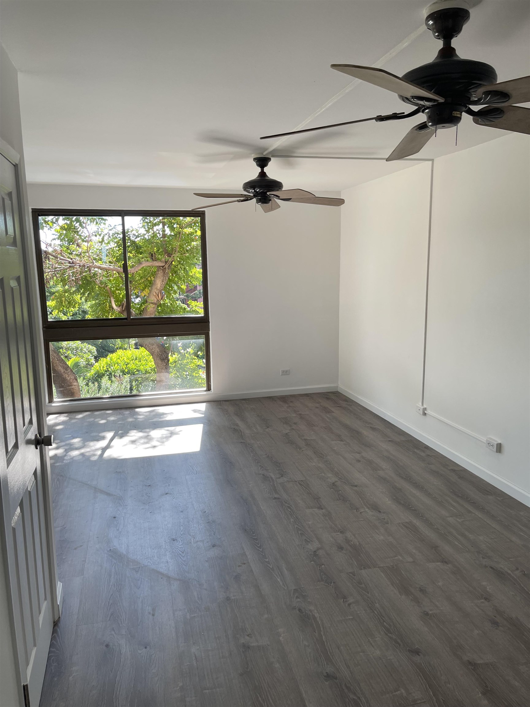 4310 Lower Honoapiilani Road, Unit 516 Lahaina, HI 96761 - Photo 6 of 16 an empty room with windows