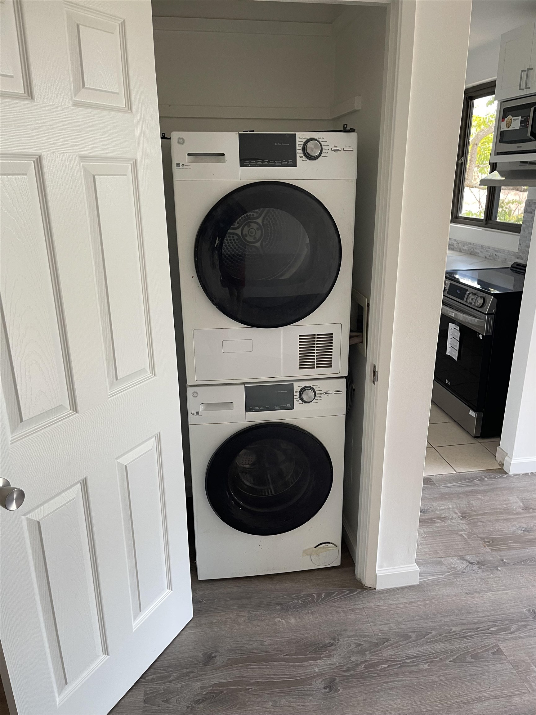 4310 Lower Honoapiilani Road, Unit 516 Lahaina, HI 96761 - Photo 10 of 16 a view of a hallway with washer and dryer