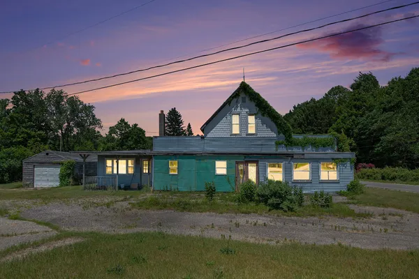 $349,900 | 68022 Highway 43, South Haven, MI 49090