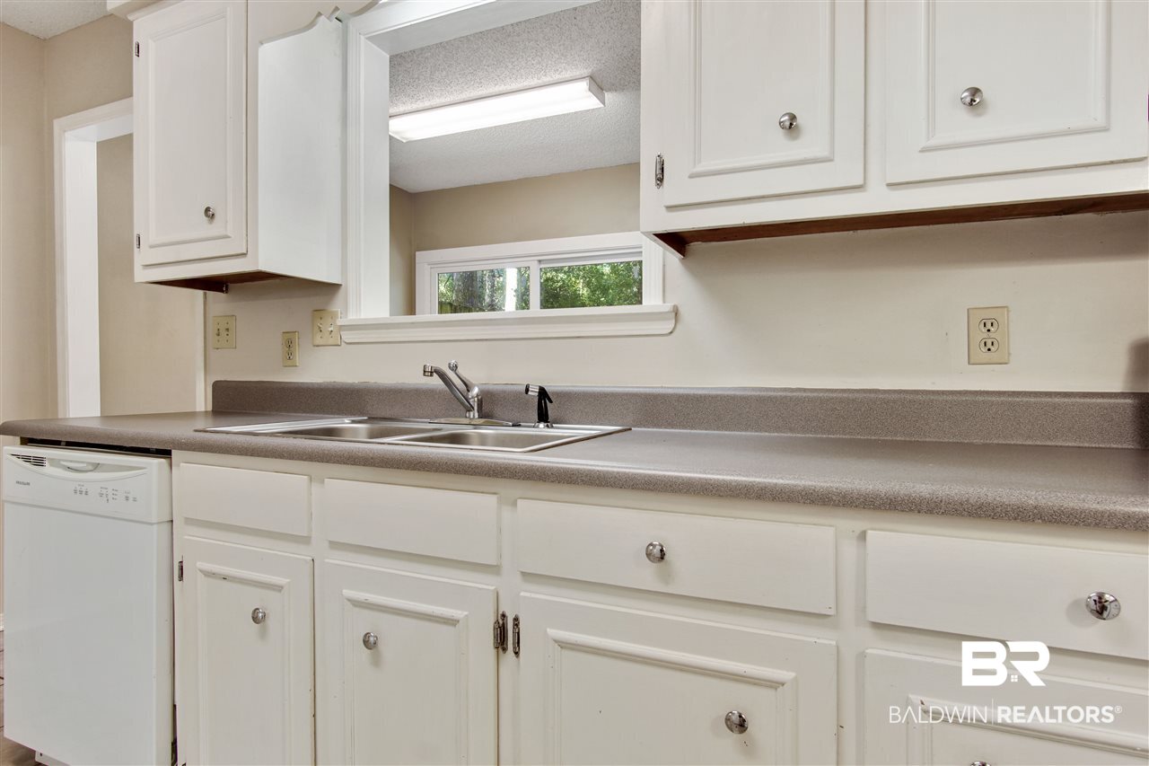 954 Dickenson Avenue Mobile, AL 36609 - Photo 8 of 26