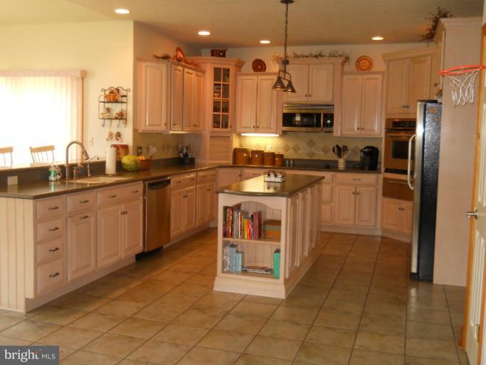 12226 Walnut Point Road Hagerstown, MD 21740 - Photo 17 of 29 Kitchen