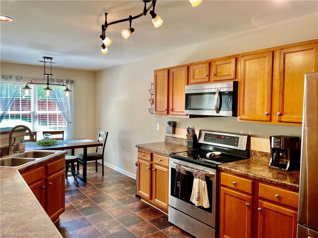 1152 Maple Ridge Drive Burlington, NC 27217 - Photo 8 of 25 Gallery Image 8