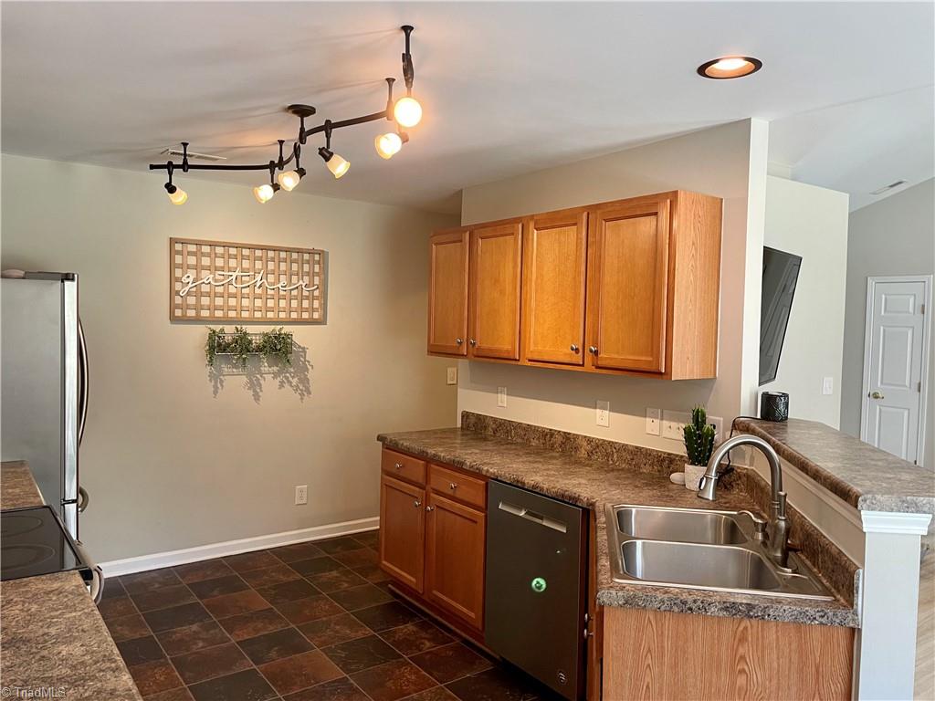 1152 Maple Ridge Drive Burlington, NC 27217 - Photo 10 of 25 Gallery Image 10