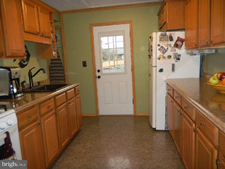 45 Morris Road New Castle, DE 19720 - Photo 11 of 23 Kitchen