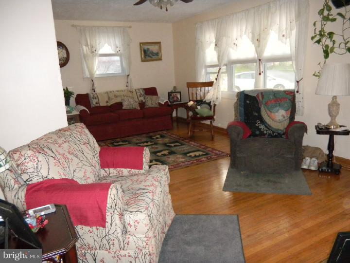45 Morris Road New Castle, DE 19720 - Photo 7 of 23 Living Room