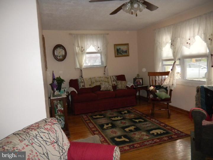 45 Morris Road New Castle, DE 19720 - Photo 8 of 23 Living Room