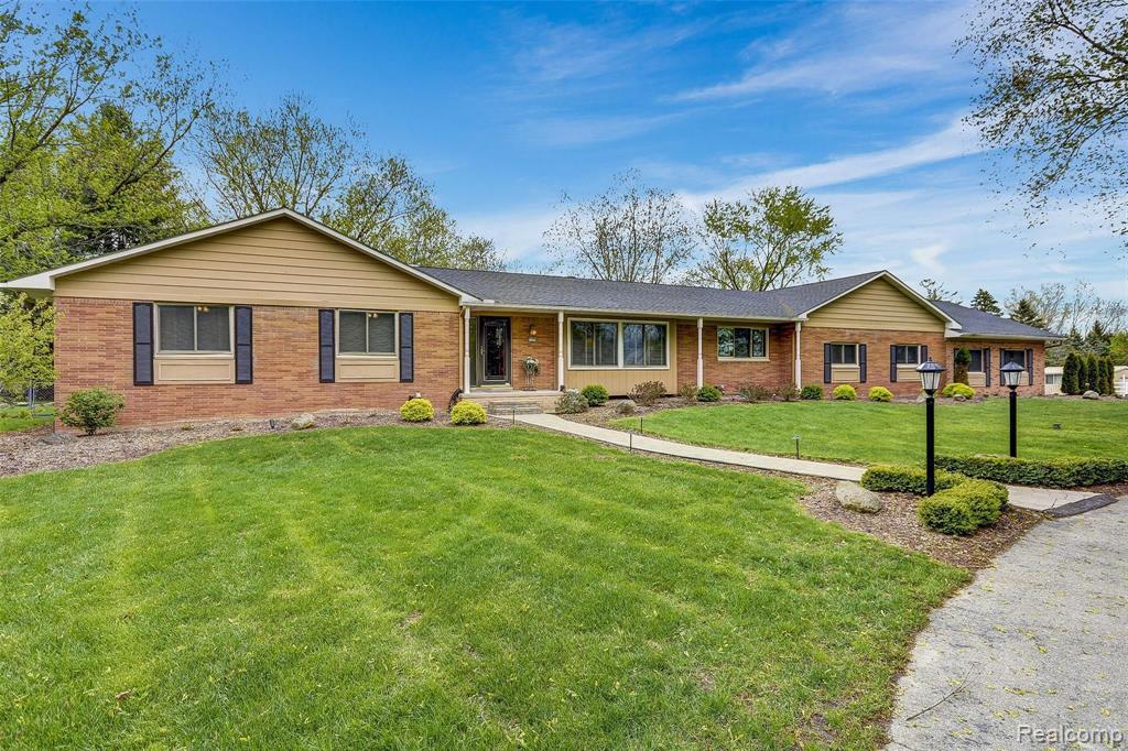 11271 North Rushton Road South Lyon, MI 48178 - Photo 2 of 50