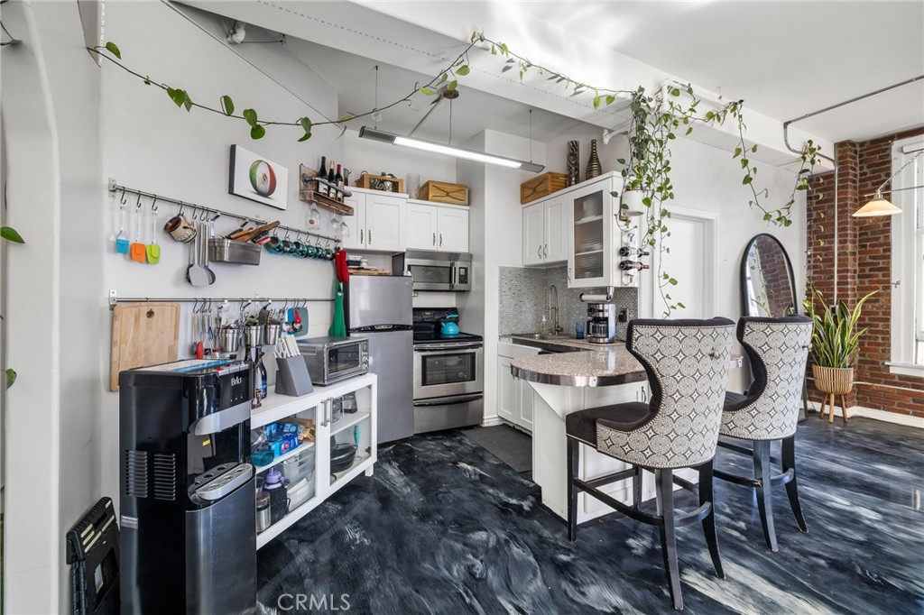 215 West 7th Street, Unit 1008 Los Angeles, CA 90014 - Photo 14 of 39 a view of a kitchen and dining room