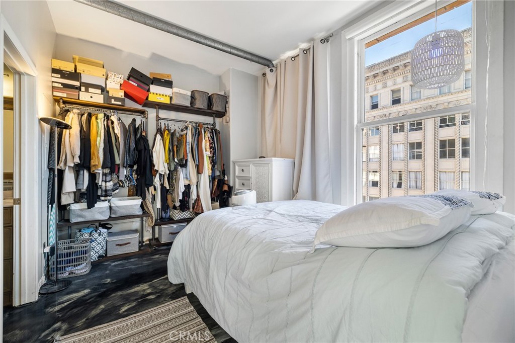215 West 7th Street, Unit 1008 Los Angeles, CA 90014 - Photo 21 of 39 a bedroom with a bed and a window