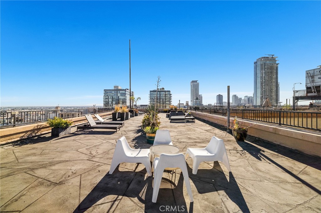 215 West 7th Street, Unit 1008 Los Angeles, CA 90014 - Photo 24 of 39 a view of a terrace with chairs