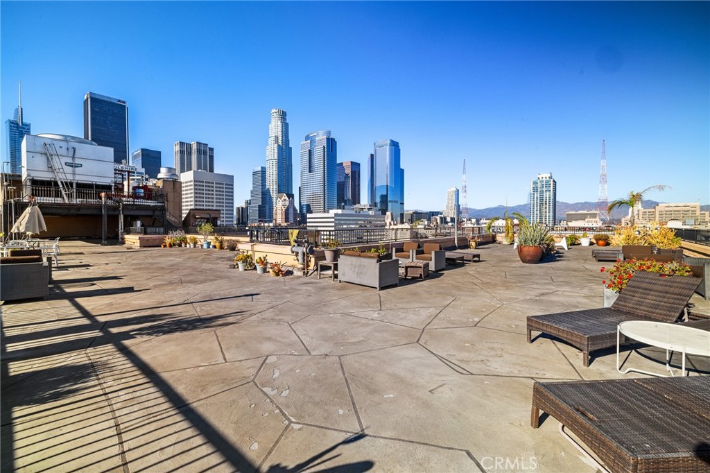 215 West 7th Street, Unit 1008 Los Angeles, CA 90014 - Photo 26 of 39 a view of a terrace with sitting area