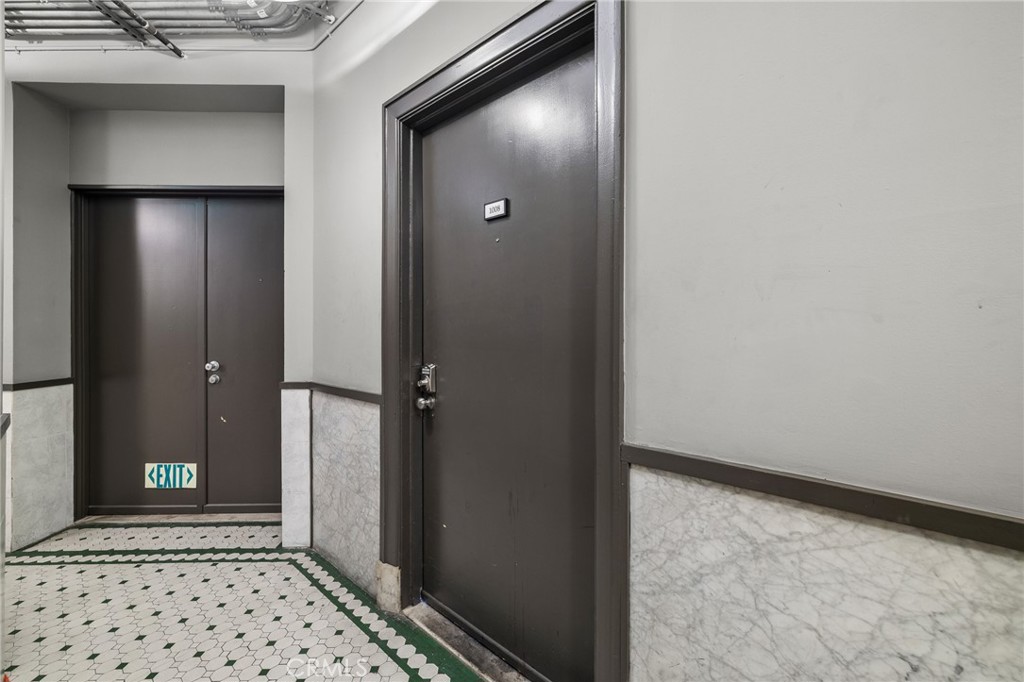 215 West 7th Street, Unit 1008 Los Angeles, CA 90014 - Photo 27 of 39 a view of a hallway