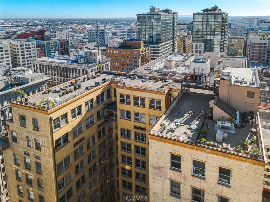215 West 7th Street, Unit 1008 Los Angeles, CA 90014 - Photo 37 of 39 a view of a city that has tall buildings