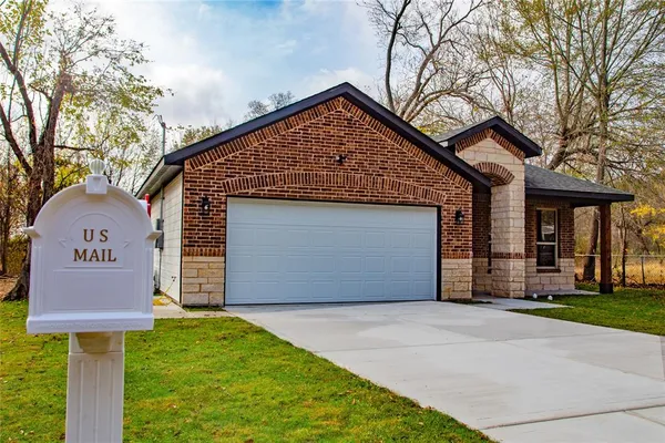 $279,999 | 1421 West Sherman Street, Paris, TX 75460
