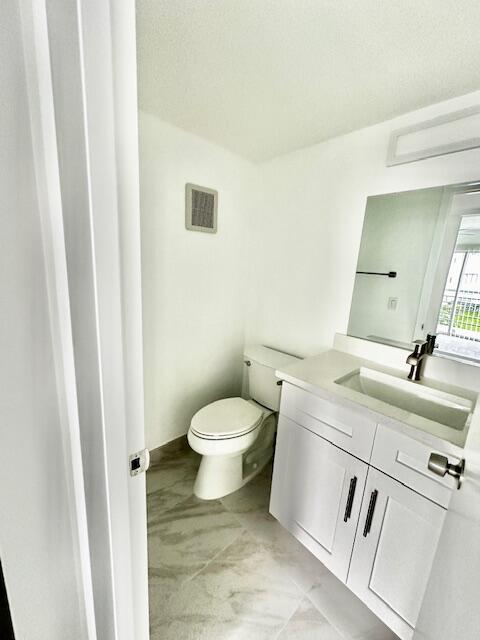 478 Fanshaw L Boca Raton, FL 33434 - Photo 10 of 26 1/2 Bathroom