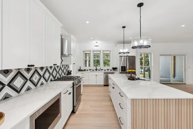 $999,999 | 492 Point Dr Mount, Mount Vernon, ME 04352