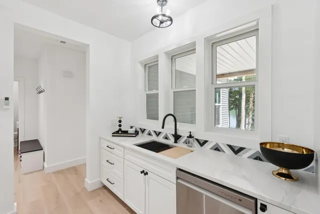 $999,999 | 492 Point Dr Mount, Mount Vernon, ME 04352