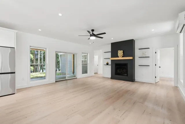 $999,999 | 492 Point Dr Mount, Mount Vernon, ME 04352