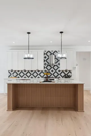 $999,999 | 492 Point Dr Mount, Mount Vernon, ME 04352