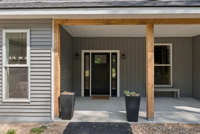 $999,999 | 492 Point Dr Mount, Mount Vernon, ME 04352