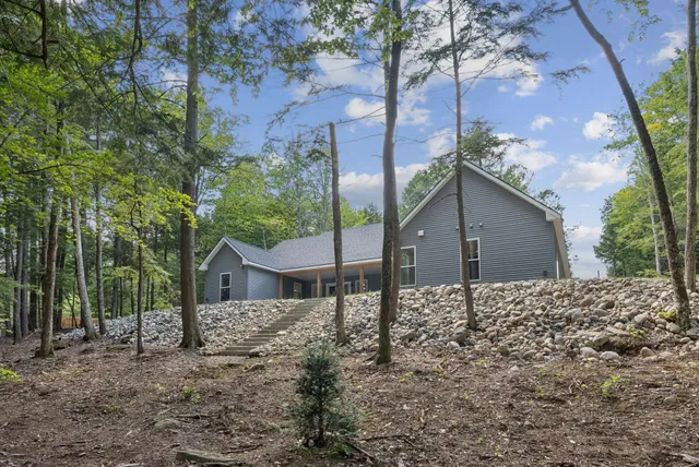 $999,999 | 492 Point Dr Mount, Mount Vernon, ME 04352