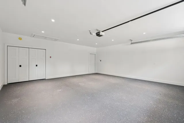 $999,999 | 492 Point Dr Mount, Mount Vernon, ME 04352