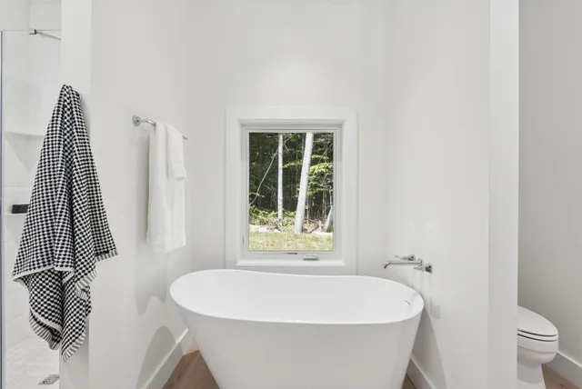 $999,999 | 492 Point Dr Mount, Mount Vernon, ME 04352