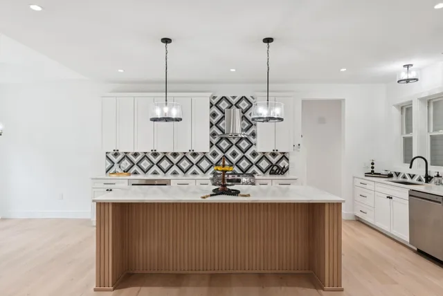 $999,999 | 492 Point Dr Mount, Mount Vernon, ME 04352