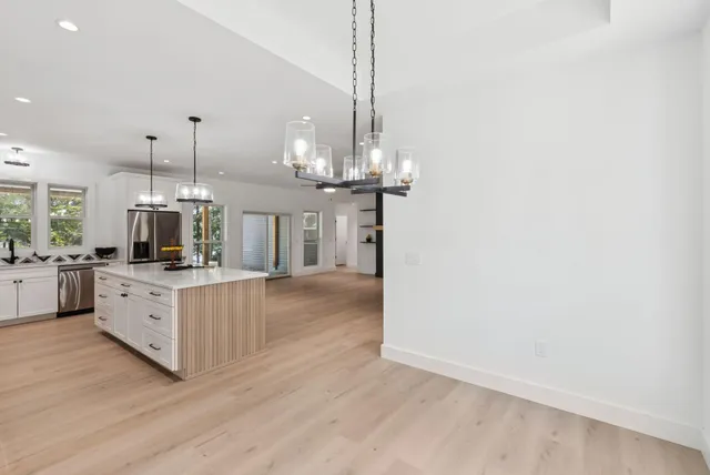 $999,999 | 492 Point Dr Mount, Mount Vernon, ME 04352