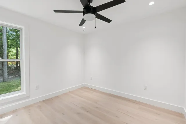 $999,999 | 492 Point Dr Mount, Mount Vernon, ME 04352