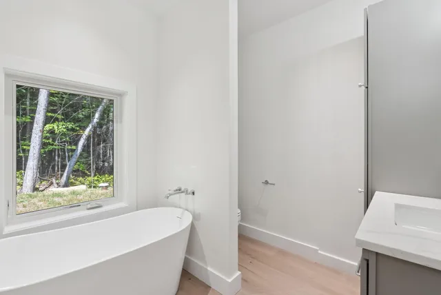 $999,999 | 492 Point Dr Mount, Mount Vernon, ME 04352