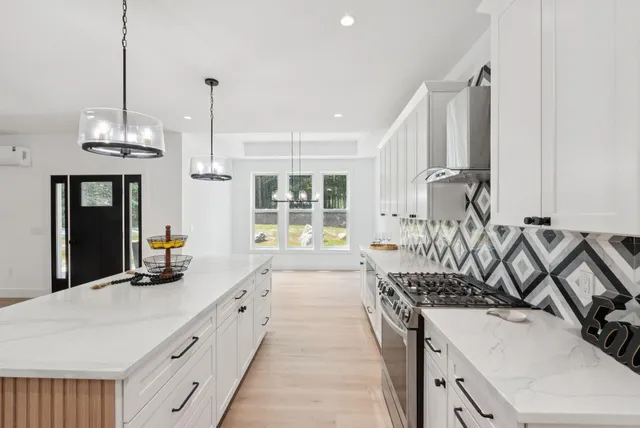 $999,999 | 492 Point Dr Mount, Mount Vernon, ME 04352