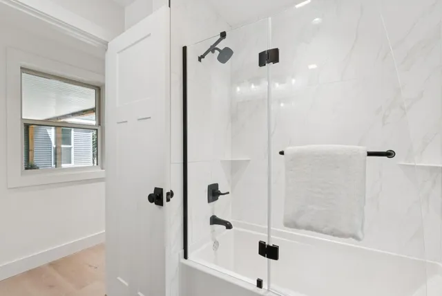 $999,999 | 492 Point Dr Mount, Mount Vernon, ME 04352