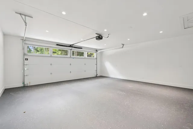 $999,999 | 492 Point Dr Mount, Mount Vernon, ME 04352