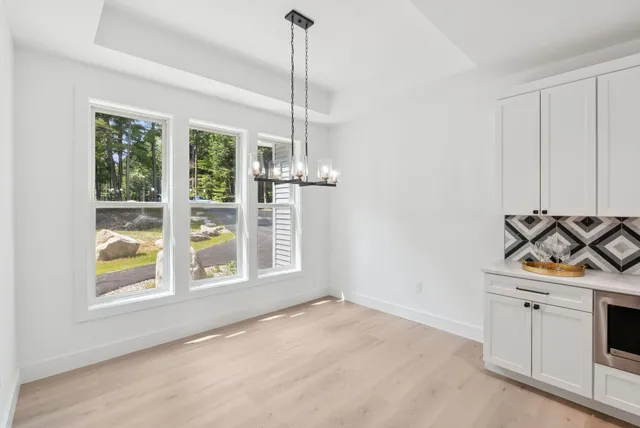 $999,999 | 492 Point Dr Mount, Mount Vernon, ME 04352