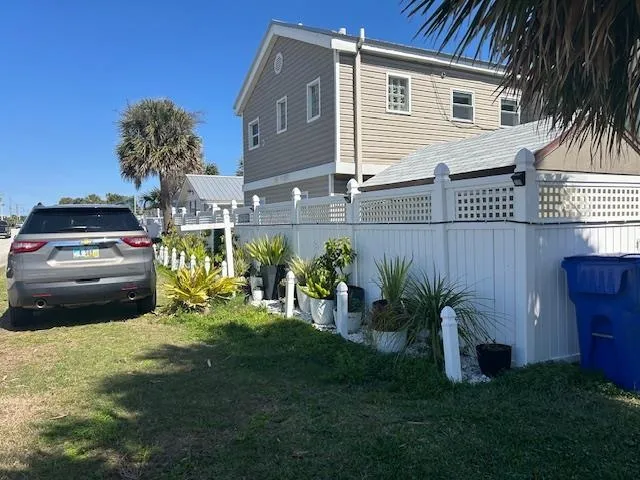 a view of a house with backyard
