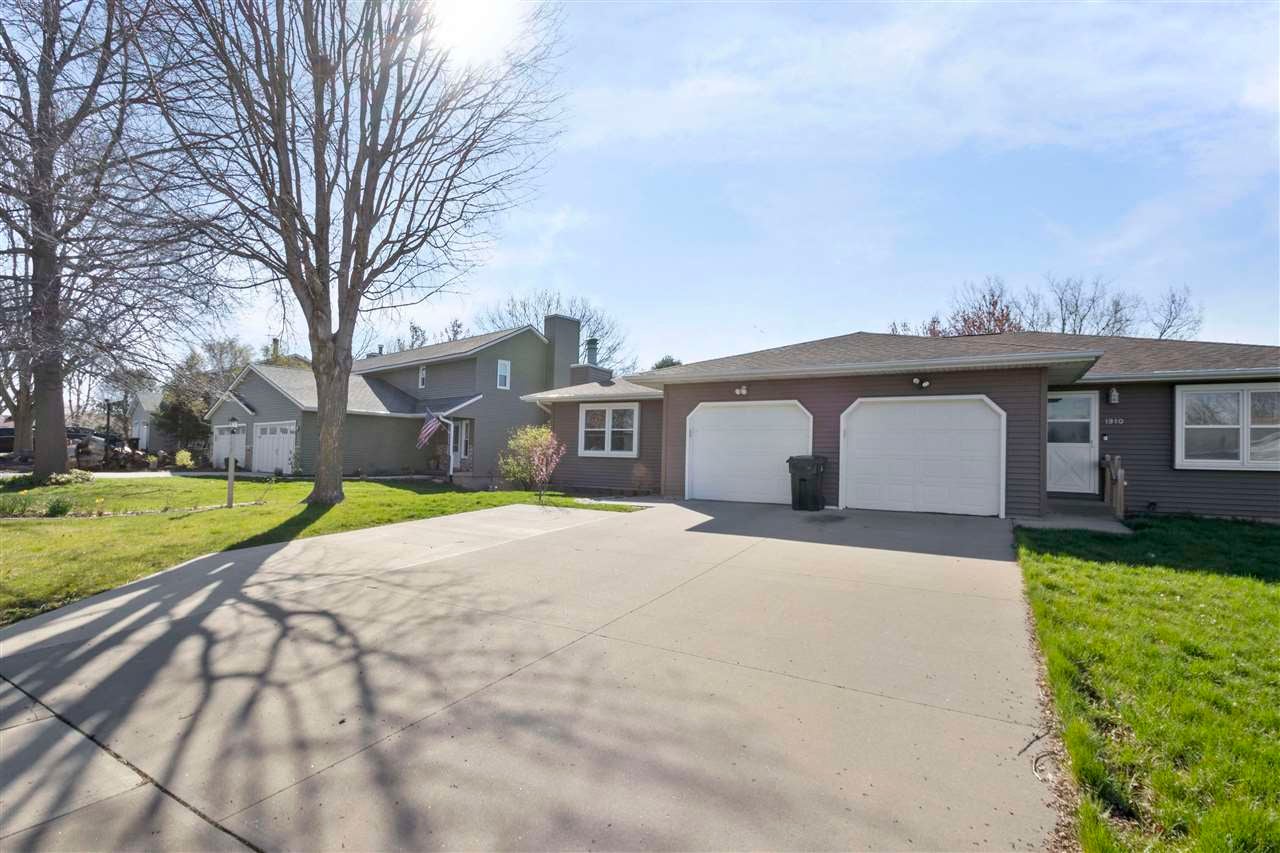1908 South Ridge Drive Coralville, IA 52241 - Photo 3 of 24 Gallery Image 3