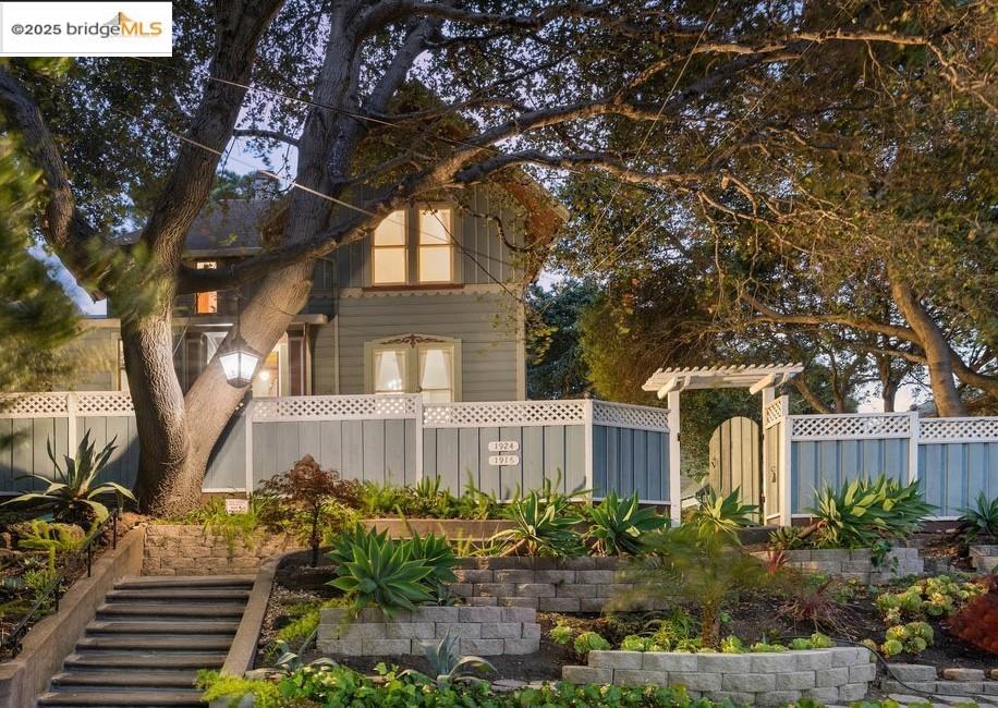 View of home's exterior