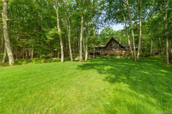 a view of a house with backyard