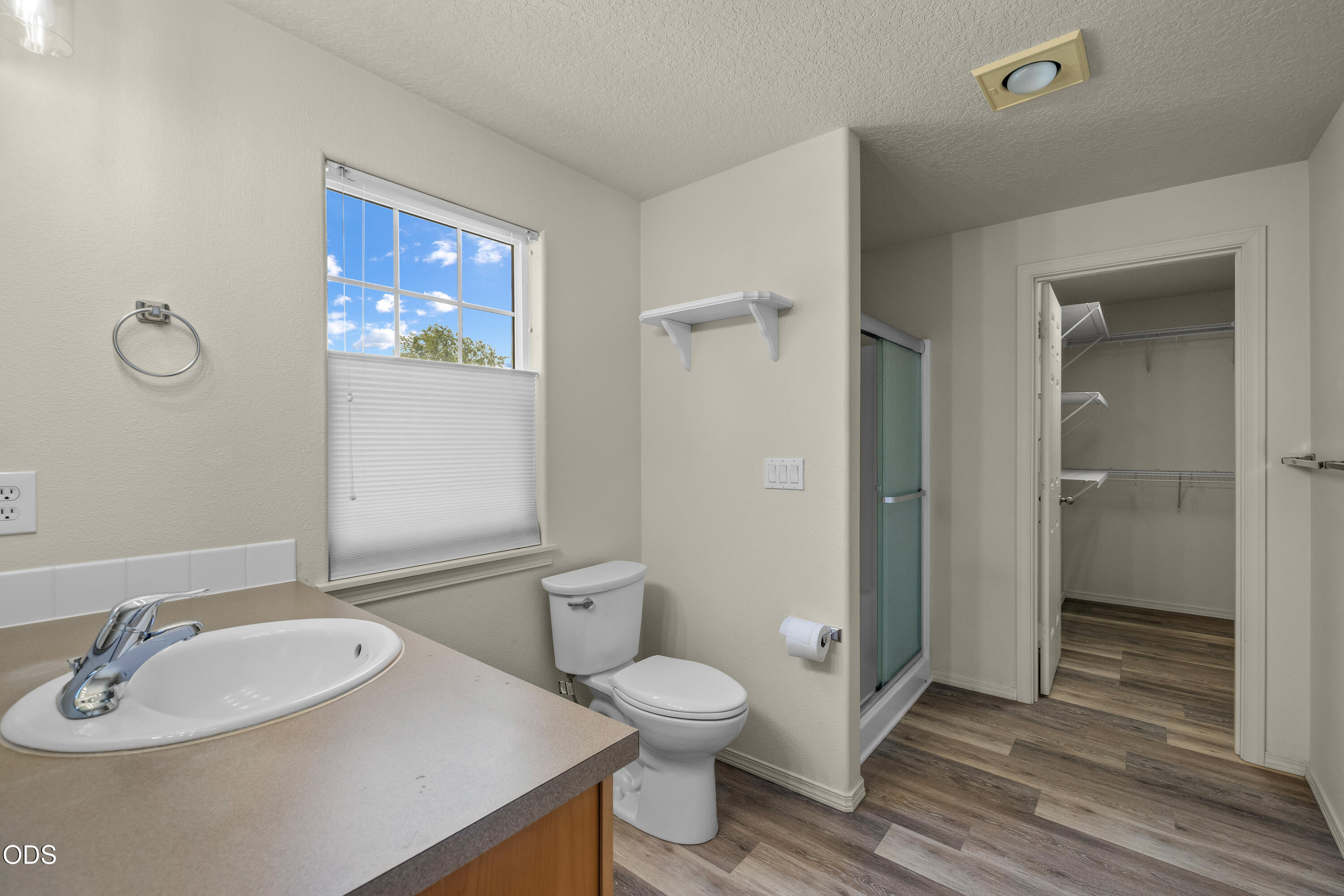 20535 Sunderland Way Bend, OR 97701 - Photo 22 of 41 a bathroom with a toilet a sink and mirror