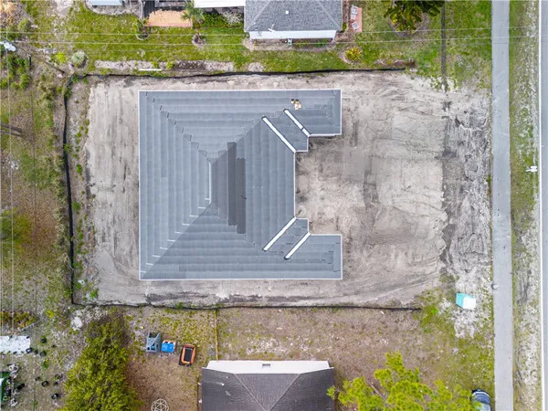 a view of house with a yard