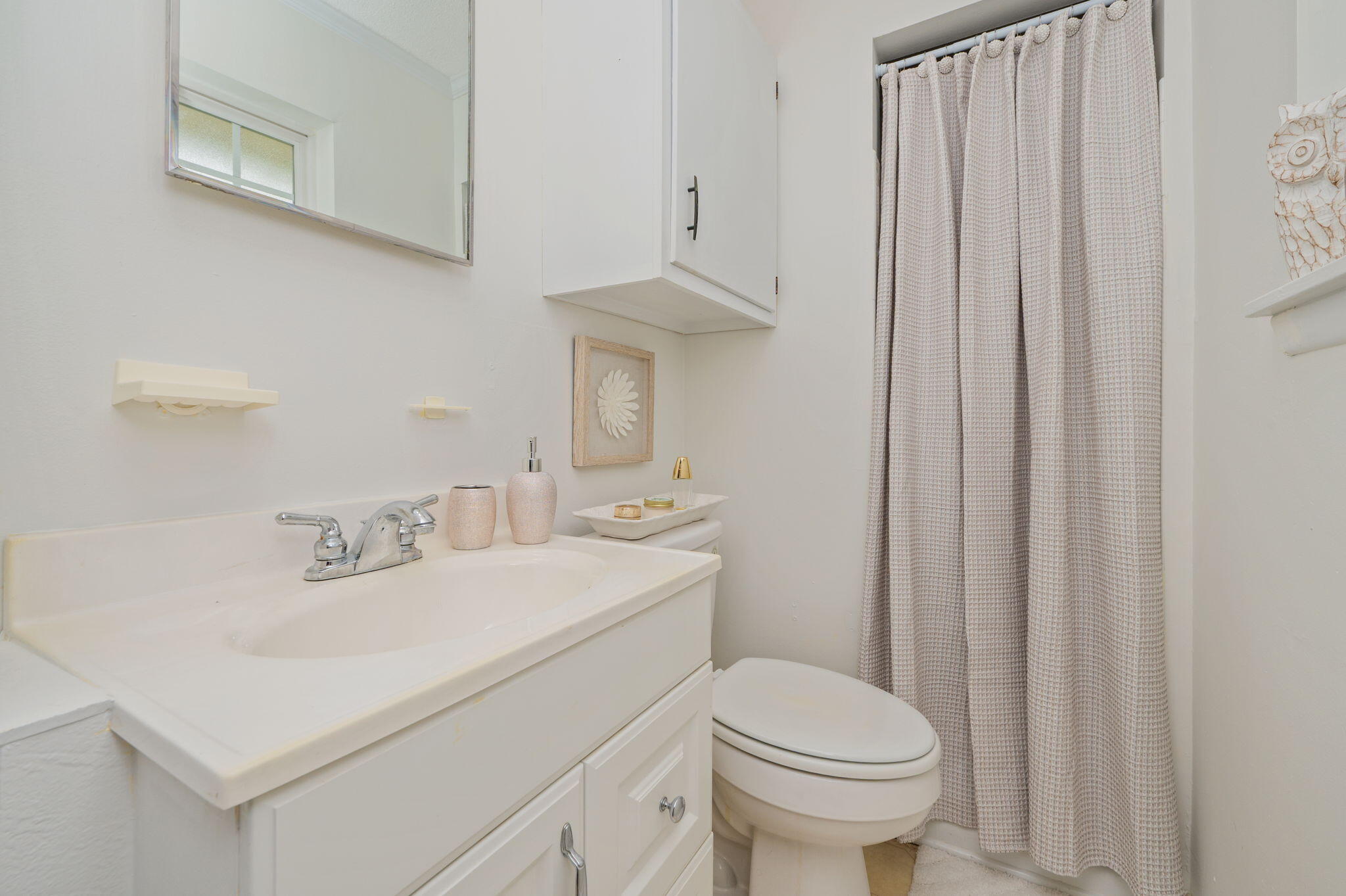 501 Jones Road Crestview, FL 32536 - Photo 21 of 32 a bathroom with a sink a toilet and a mirror