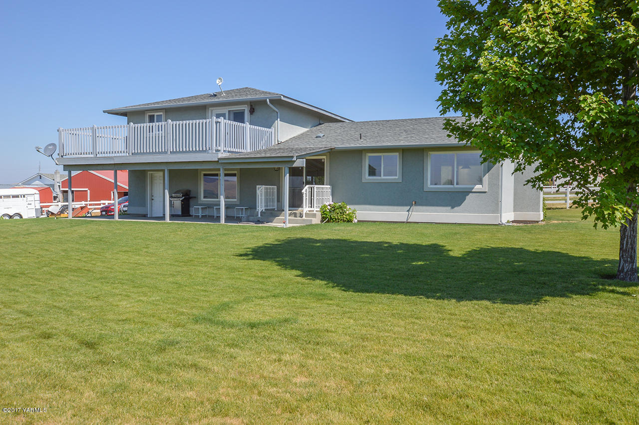 10820 Mieras Road Yakima, WA 98901 - Photo 2 of 21 a front view of a house with a yard