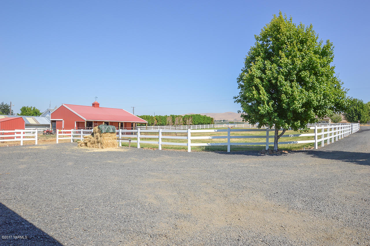 10820 Mieras Road Yakima, WA 98901 - Photo 12 of 21 a view of a house with a yard and sitting area