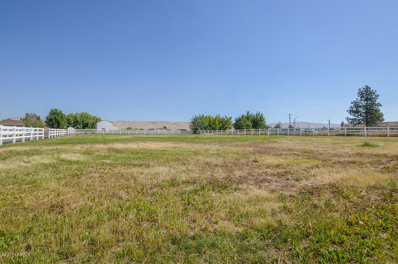 10820 Mieras Road Yakima, WA 98901 - Photo 13 of 21 a view of a ocean with a big yard