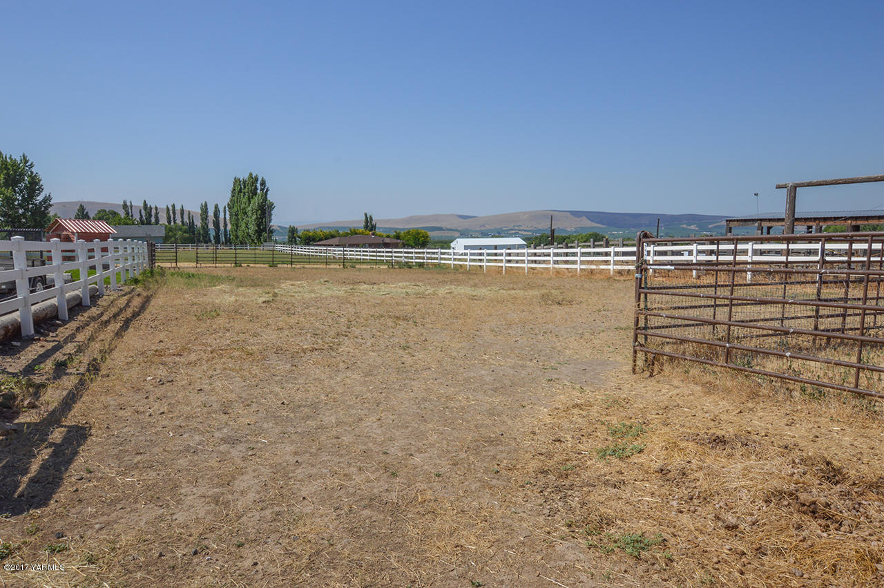 10820 Mieras Road Yakima, WA 98901 - Photo 14 of 21 a view of outdoor space and yard