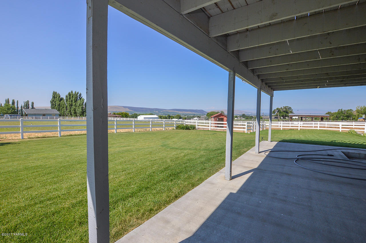 10820 Mieras Road Yakima, WA 98901 - Photo 16 of 21 a view of a backyard with ocean