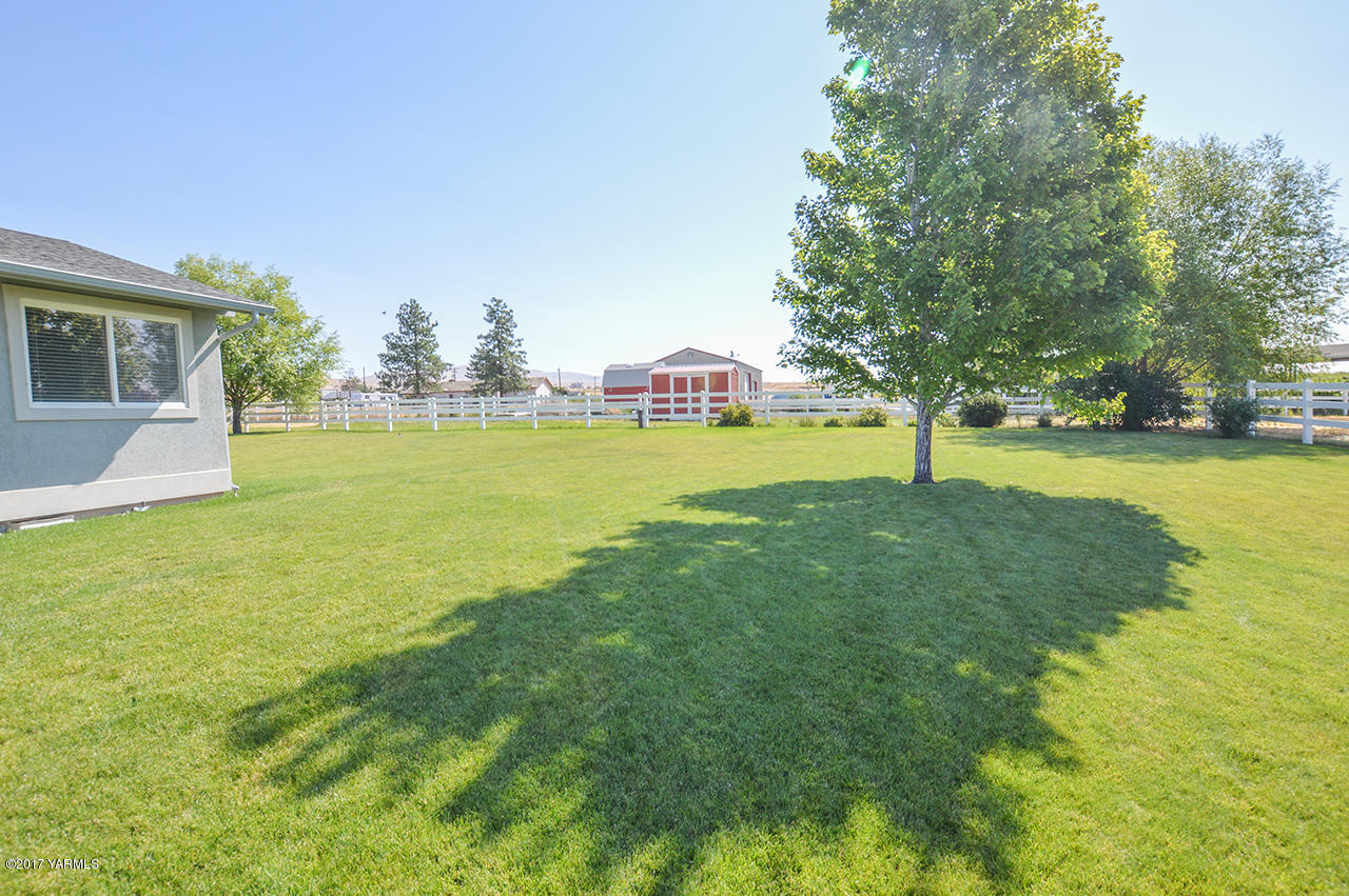10820 Mieras Road Yakima, WA 98901 - Photo 18 of 21 a view of an outdoor space and yard