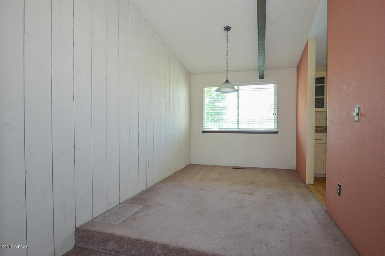 10820 Mieras Road Yakima, WA 98901 - Photo 20 of 21 a view of empty room with window