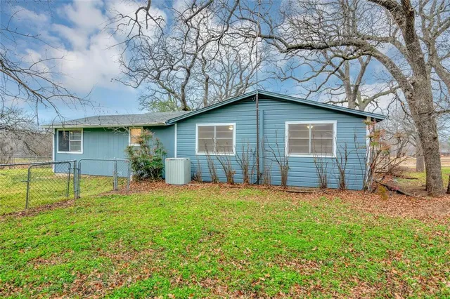 a view of yard with trees